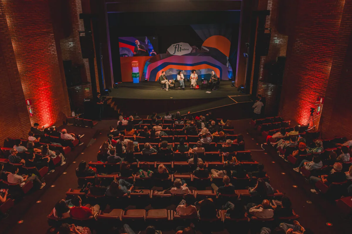 Público no teatro, 4° Flitabira.