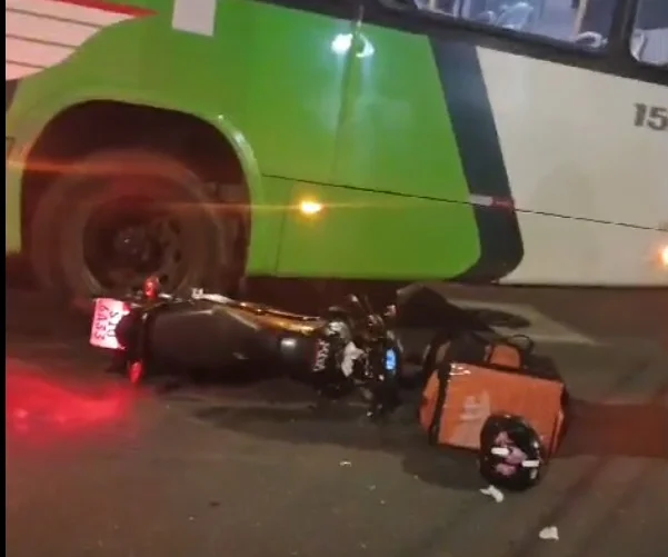 Acidente entre ônibus e motocicleta deixa uma pessoa ferida em Itabira