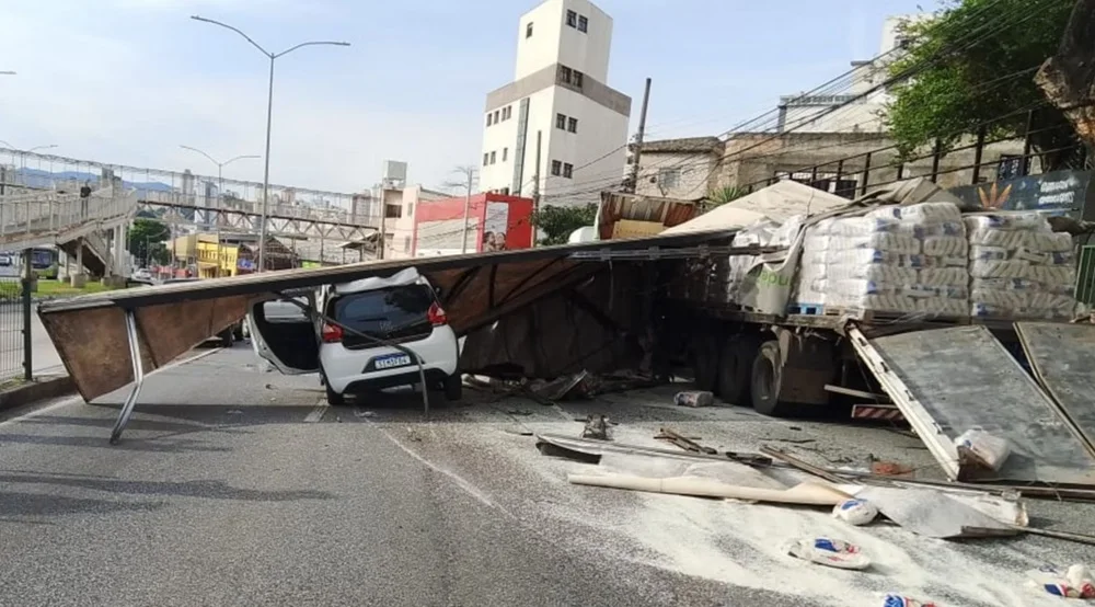 Acidente entre carreta e carro interdita avenida Cristiano Machado e causa lentidão