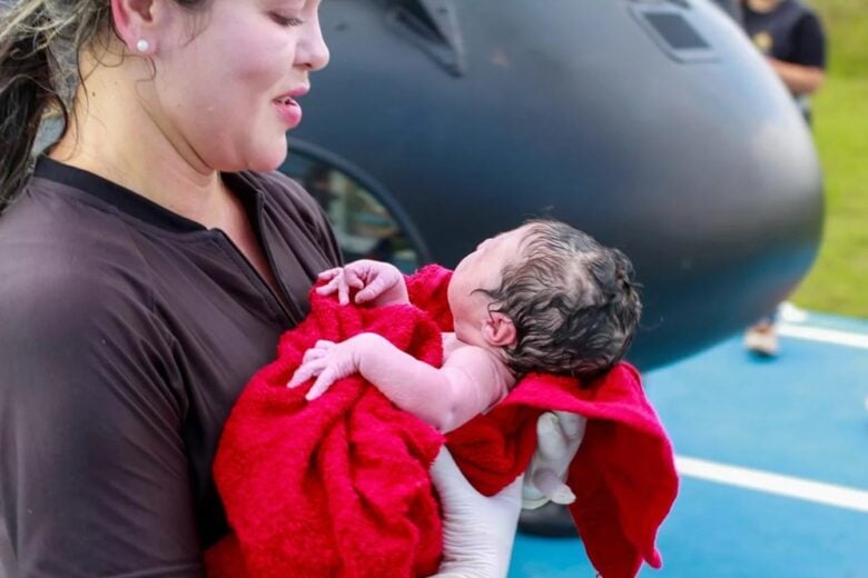 “Parto nas alturas”: bebê nasce dentro de helicóptero no Amazonas