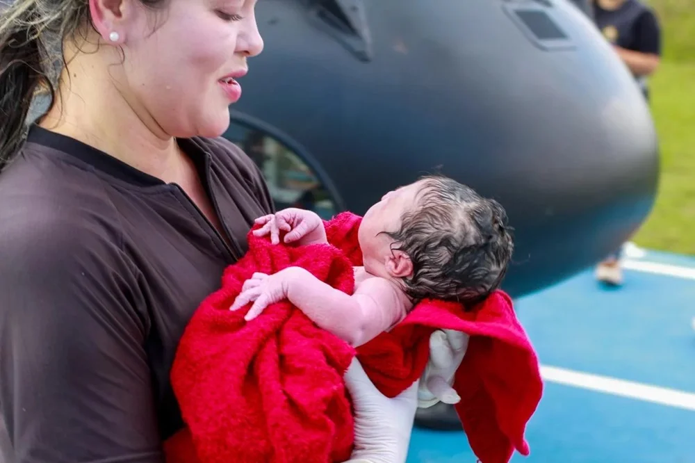 "Parto nas alturas": bebê nasce dentro de helicóptero no Amazonas