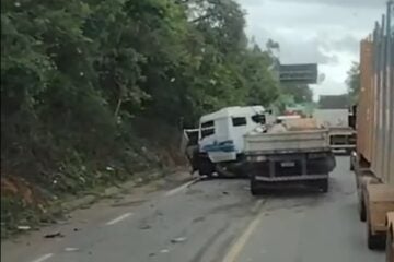 Carreta em “L” interdita parcialmente a BR-381, em Belo Oriente