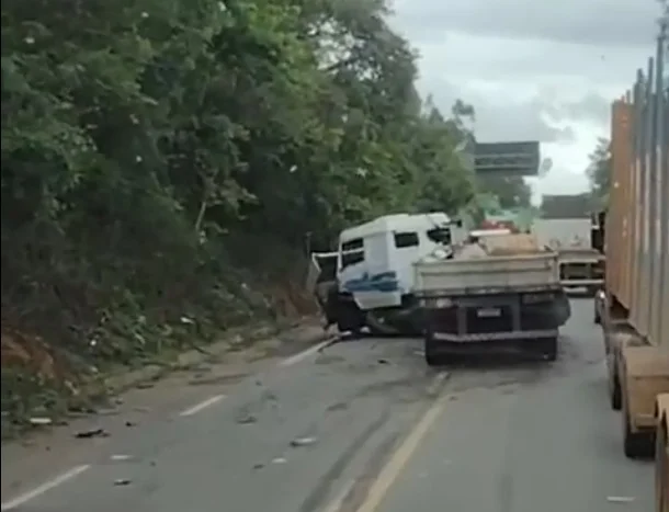 Carreta em "L" interdita parcialmente a BR-381, em Belo Oriente