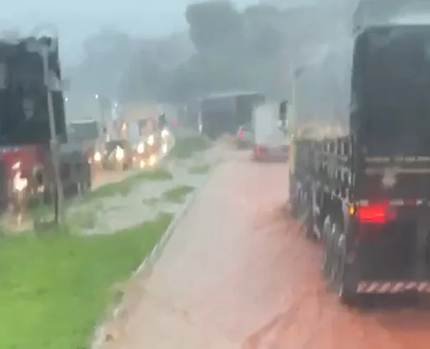 Atenção: chuva causa alagamento da BR-381 na saída de Belo Horizonte para Itabira e João Monlevade