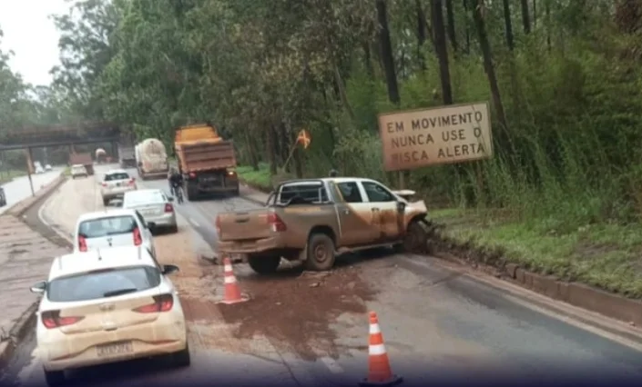 Acidentes e pista molhada complicam trânsito na BR-040 na véspera do Feriado da Proclamação do República