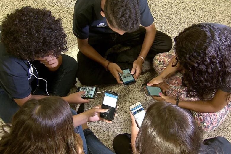 Pesquisa: 86% dos brasileiros apoiam restrição de celular nas escolas