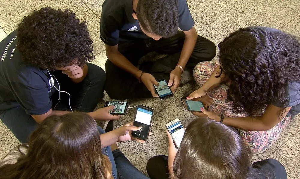 Pesquisa: 86% dos brasileiros apoiam restrição de celular nas escolas