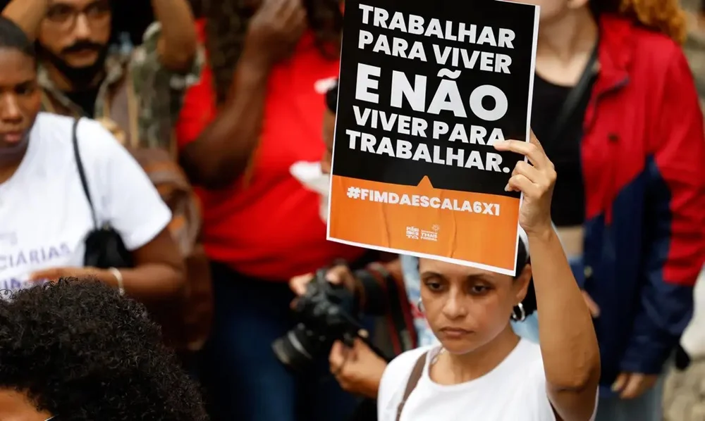 Manifestantes pedem fim da escala de trabalho 6x1 em protestos pelo País