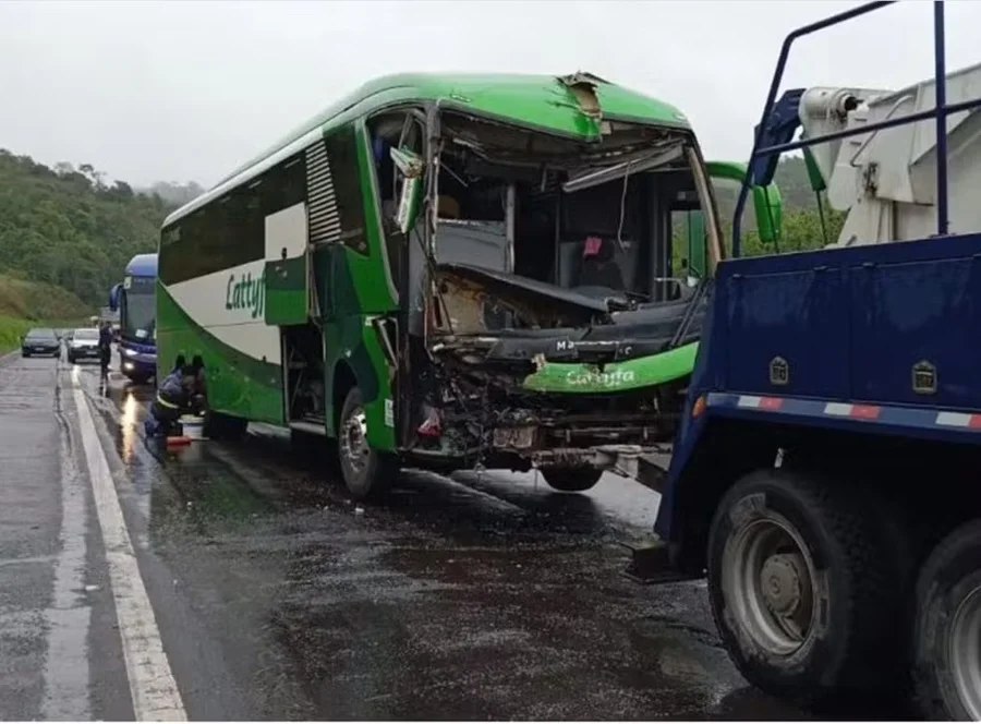 Acidente entre dois ônibus na BR-040 deixa nove feridos leves em Simão Pereira