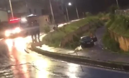 Carro cai em canal durante chuva em Itabira na noite de sábado