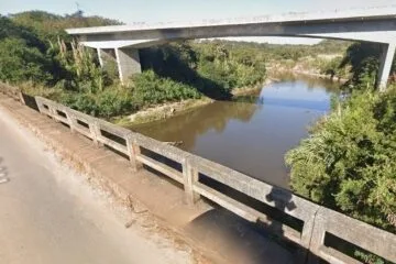 Bombeiros localizam carro que caiu de ponte e submergiu no Rio das Velhas