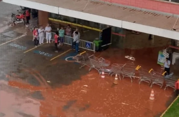 Temporal provoca alagamentos e queda de muro em um supermercado de Ouro Branco