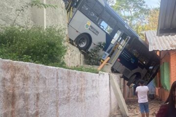 Ônibus perde freio, bate em muro de creche e deixa 12 pessoas feridas em Belo Horizonte