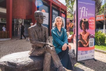 Ministra Cármen Lúcia visita Itabira e posa em foto ao lado da estátua de Carlos Drummond de Andrade