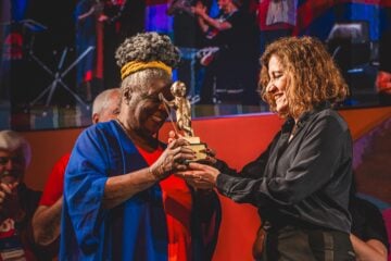 Miriam Leitão recebe o Troféu Juca Pato de Intelectual do Ano no Flitabira