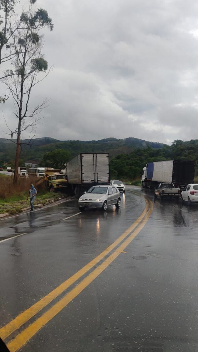 Colisão entre carreta e caminhão deixa motorista ferido na BR-381, em João Monlevade