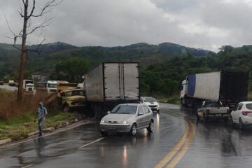 Colisão entre carreta e caminhão deixa motorista ferido na BR-381, em João Monlevade