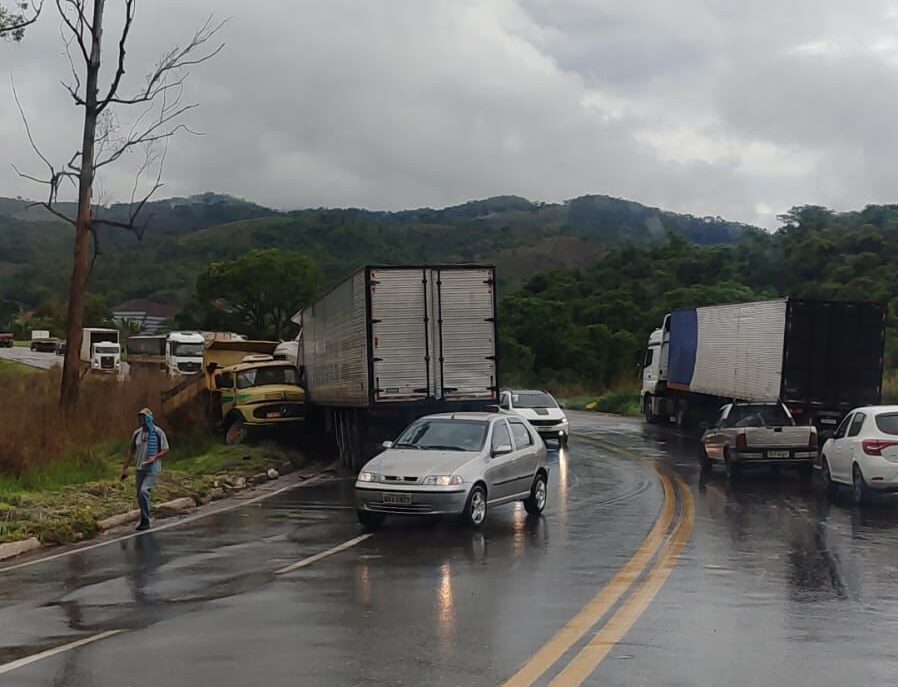 Colisão entre carreta e caminhão deixa motorista ferido na BR-381, em João Monlevade