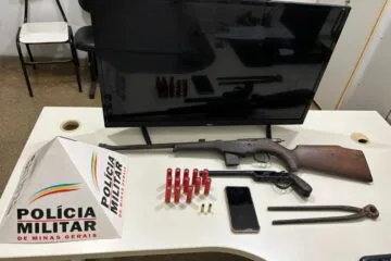 Polícia Militar recupera veículo roubado, apreende armas e munições na MG-129, em Catas Altas