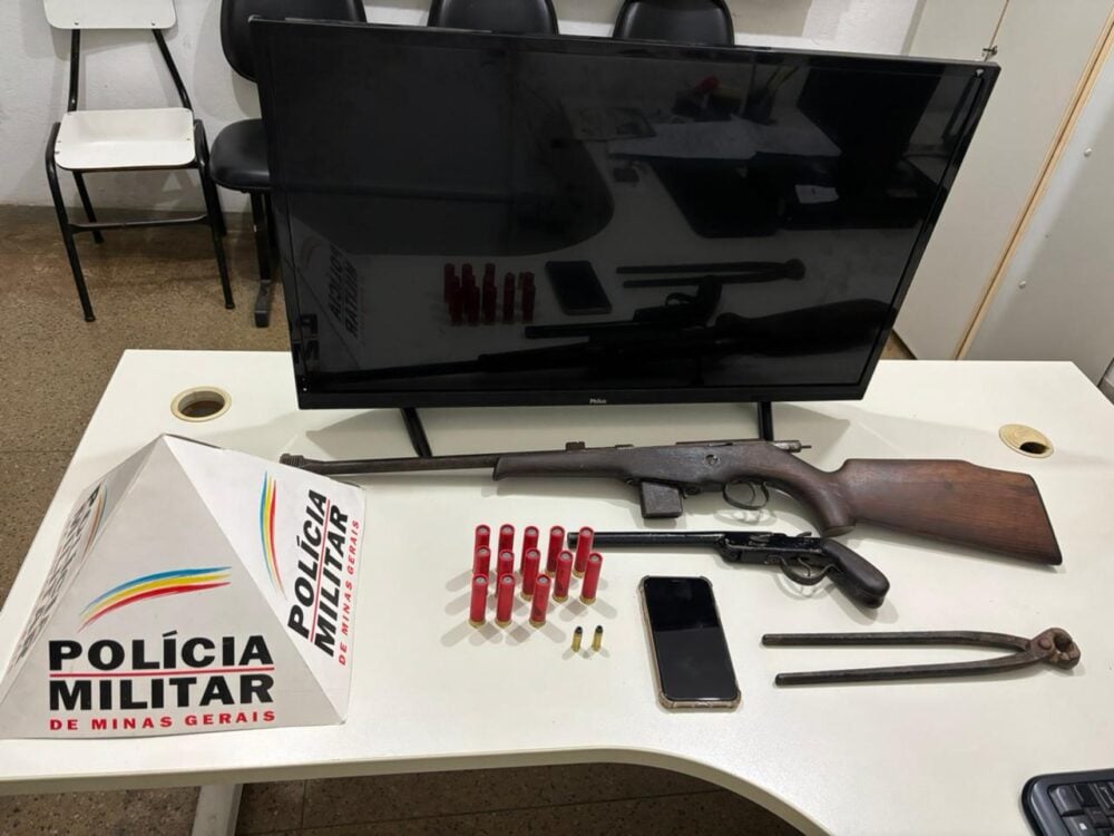 Polícia Militar recupera veículo roubado, apreende armas e munições na MG-129, em Catas Altas