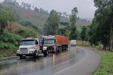 Carreta faz um “L” na BR-381 em São Gonçalo do Rio Abaixo; trânsito liberado no local