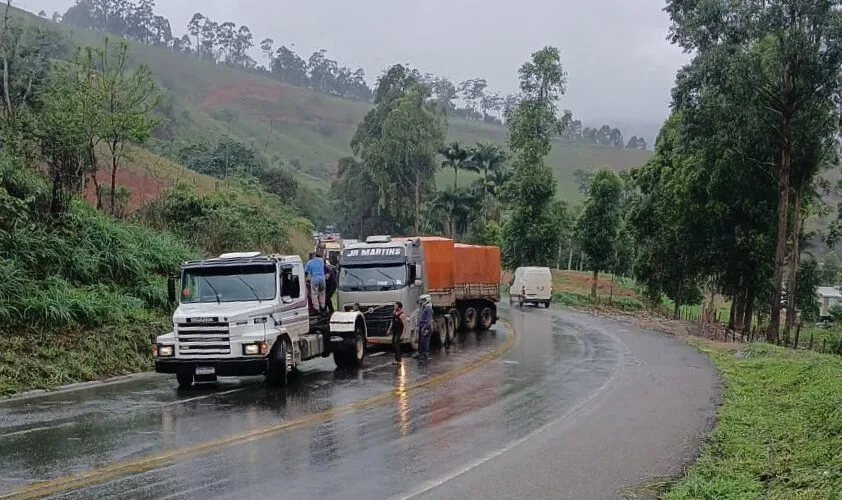 Carreta faz um “L” na BR-381 em São Gonçalo do Rio Abaixo; trânsito liberado no local