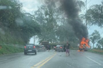 Carro pega fogo após acidente com outro veículo na BR-381, em São Gonçalo do Rio Abaixo