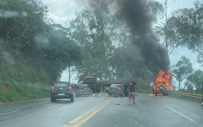 Carro pega fogo após acidente com outro veículo na BR-381, em São Gonçalo do Rio Abaixo