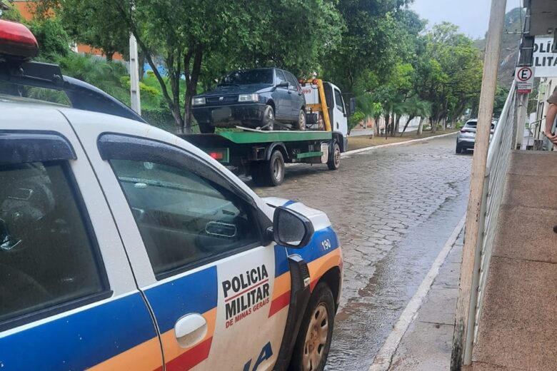 Polícia Militar recupera carro furtado após perseguição em Santa Maria de Itabira