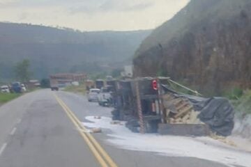 Carreta com carga de trigo tomba na BR-381, em Bela Vista de Minas