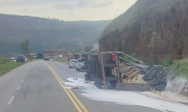 Carreta com carga de trigo tomba na BR-381, em Bela Vista de Minas