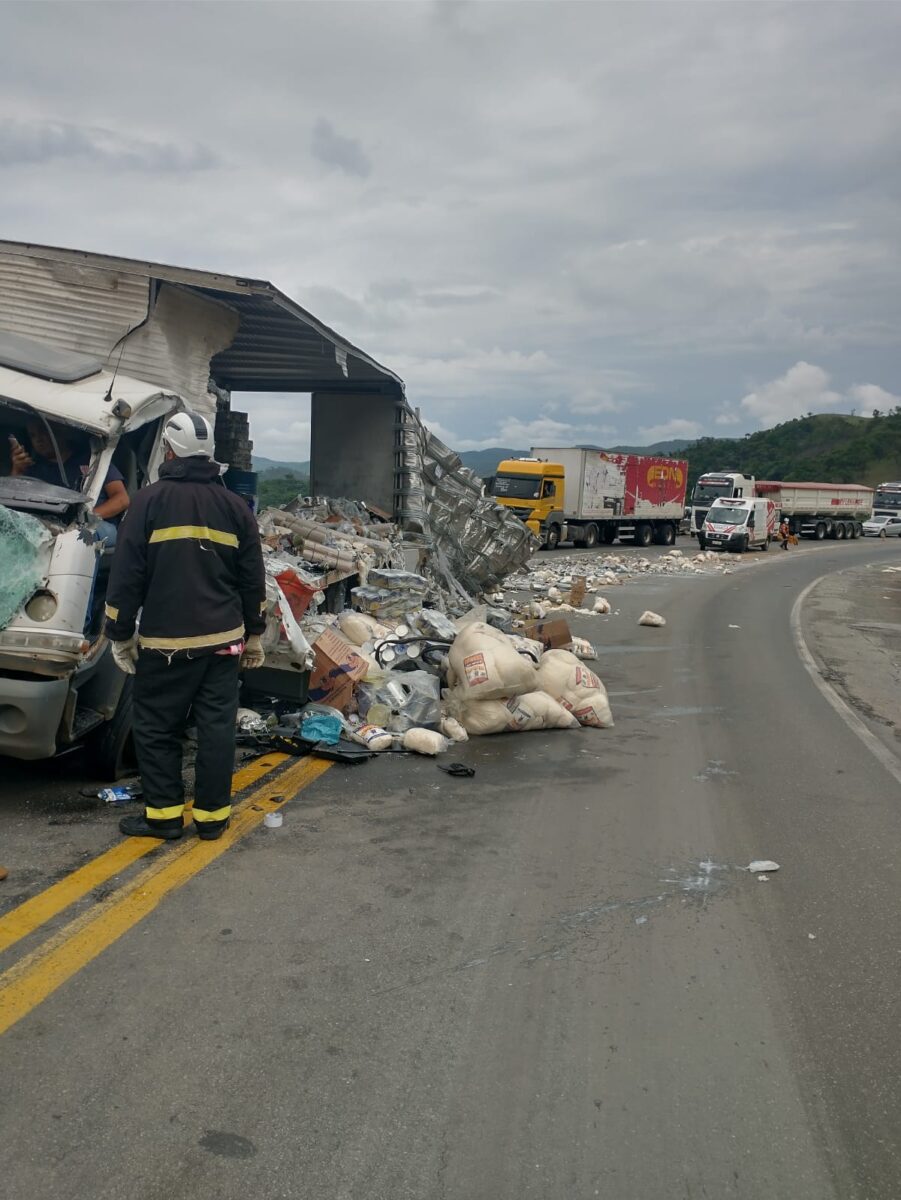 Acidente com três veículos e deixa quatro feridos na BR-381, entre João Monlevade e São Gonçalo do Rio Abaixo