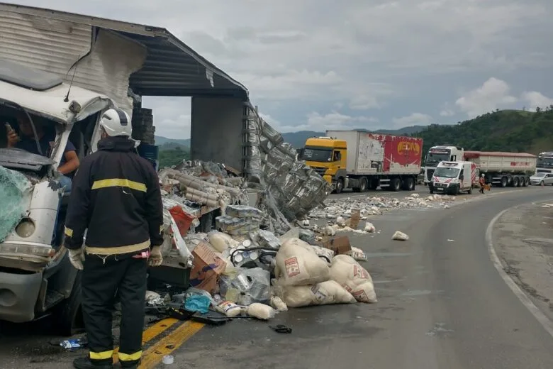 Acidente com três veículos e deixa quatro feridos na BR-381, entre João Monlevade e São Gonçalo do Rio Abaixo