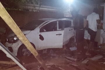 Carro perde controle e cai no quintal de casa às margens da BR-381, em Nova Era