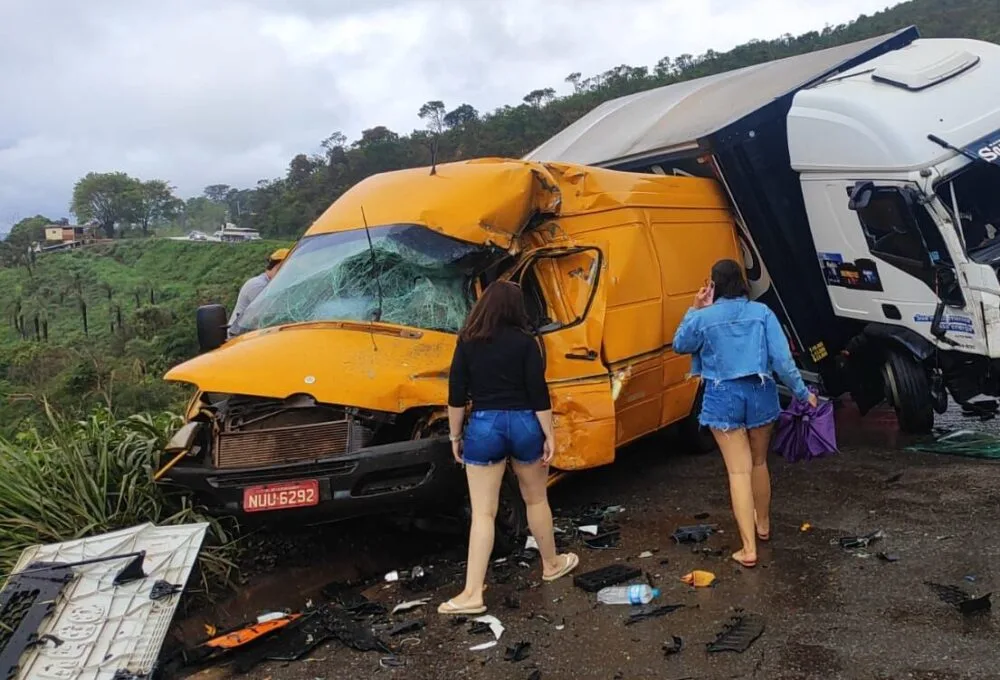 Colisão entre van, caminhão e carro deixa vítima fatal na BR-381, em Caeté; rodovia está parcialmente interditada