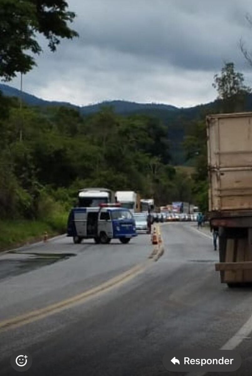 Acidente entre carro e carreta bloqueia BR-381 em Nova Era