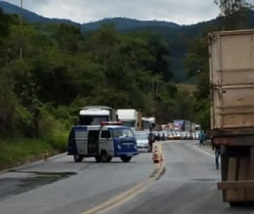 Acidente entre carro e carreta bloqueia BR-381 em Nova Era