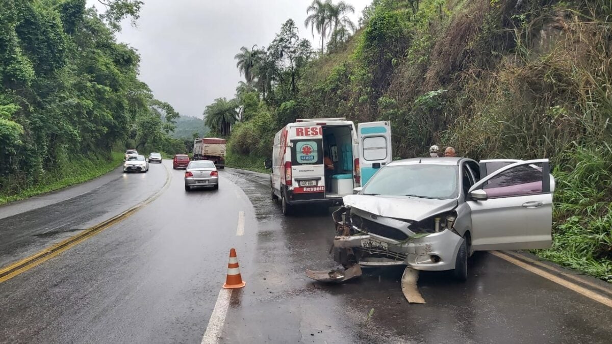 Carro derrapa e bate em barranco na BR-381, entre São Gonçalo do Rio Abaixo e João Monlevade