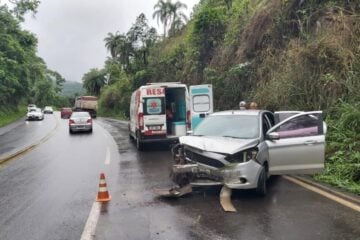 Carro derrapa e bate em barranco na BR-381, entre São Gonçalo do Rio Abaixo e João Monlevade