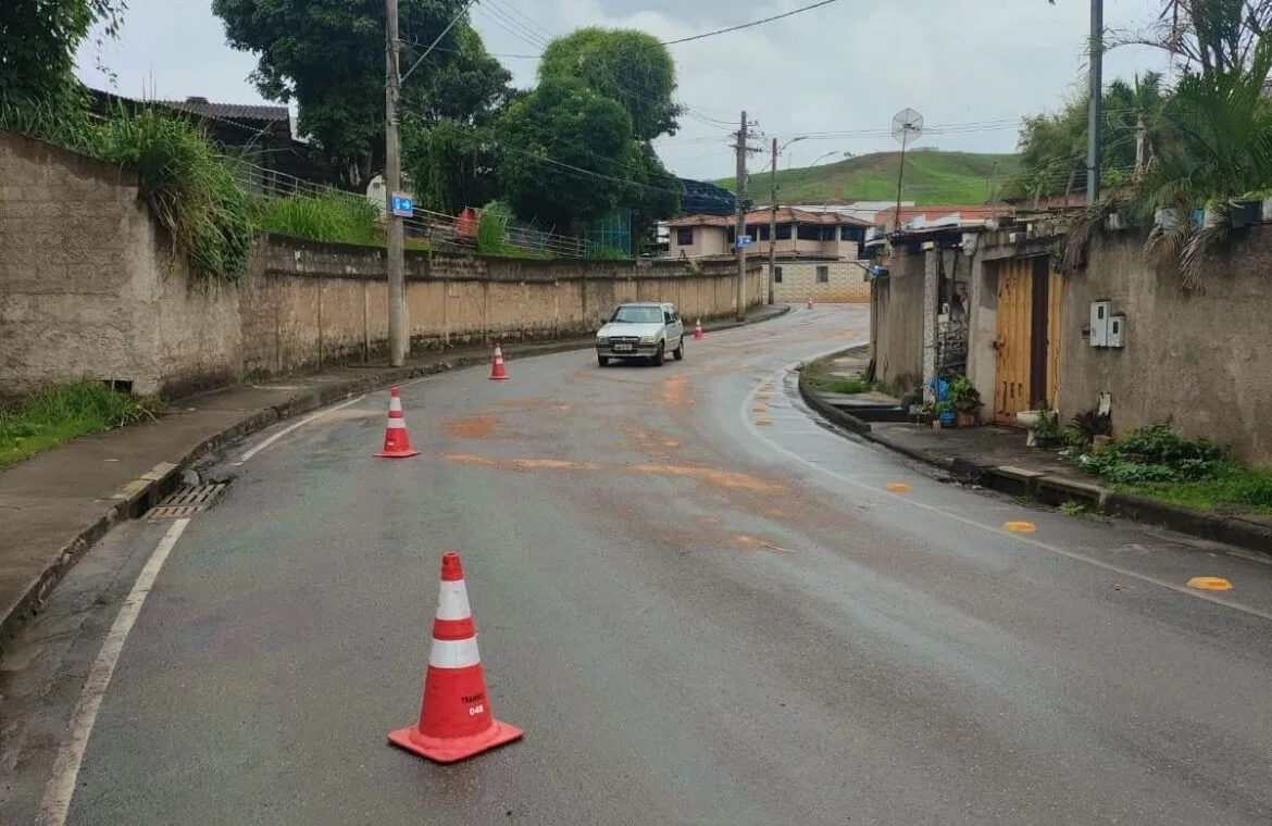 Caminhão derrama óleo na pista e causa série de acidentes em Itabira