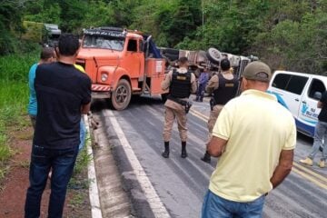 Grave acidente com carreta deixa uma pessoa morta e interdita MGC-120, estrada que liga Itabira a Nova Era