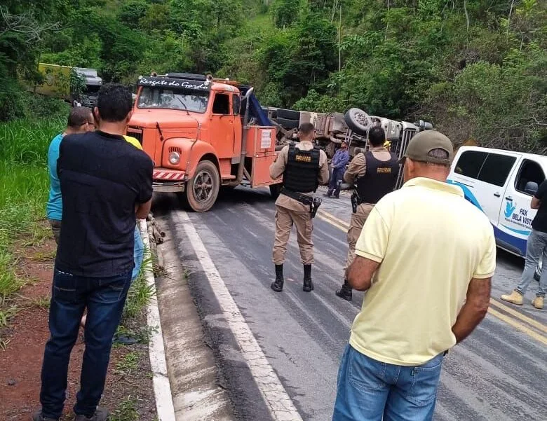 Grave acidente com carreta deixa uma pessoa morta e interdita MGC-120, estrada que liga Itabira a Nova Era