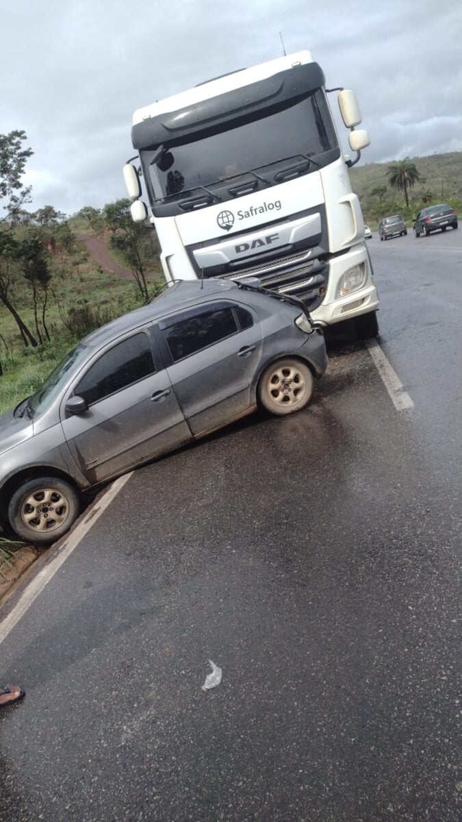 Carro perde o controle, invade a contramão e bate contra uma carreta na BR-381; vídeo registra o acidente