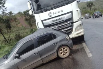 Carro perde o controle, invade a contramão e bate contra uma carreta na BR-381; vídeo registra o acidente