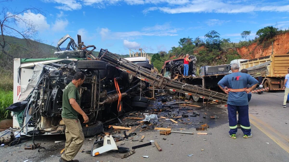 Grave acidente na BR-381 deixa motoristas presos às ferragens e mais de dez feridos; trânsito está interditado em Caeté