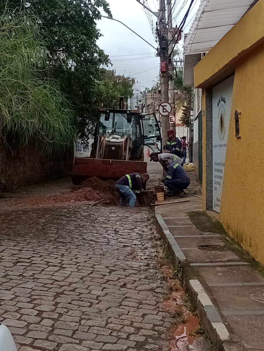 Saae realiza manutenção na rede de água e interdita trecho da rua Major Lage, no Centro de Itabira