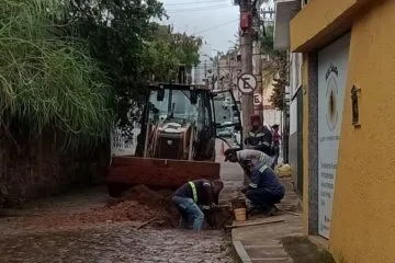 Saae realiza manutenção na rede de água e interdita trecho da rua Major Lage, no Centro de Itabira