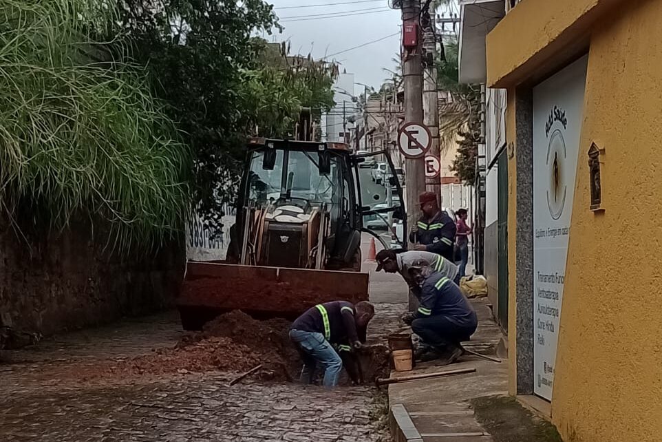 Saae realiza manutenção na rede de água e interdita trecho da rua Major Lage, no Centro de Itabira