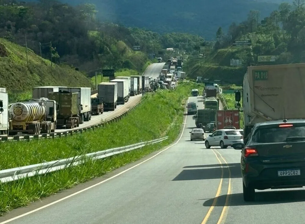 Após grave acidente com cinco veículos, tráfego na BR-381 é totalmente liberado