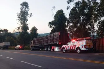 Motociclista fica ferido após colisão com carreta em João Monlevade